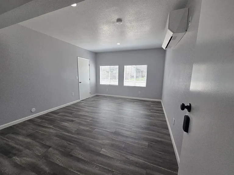 1621 W Newgrove St — Photo 16