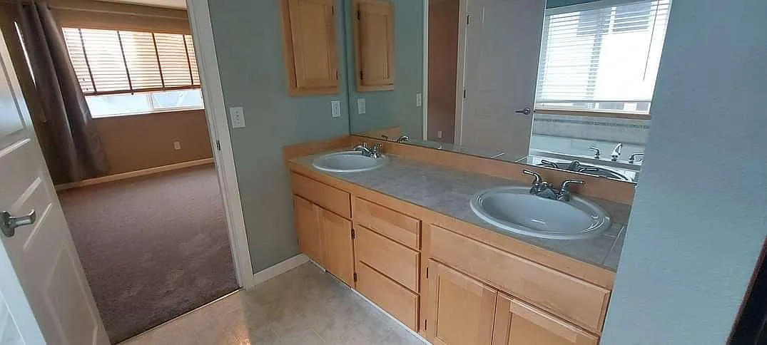 3 bed, 2210 sqft, $4,000 — Photo 3