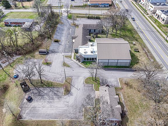 4th image of 6727 Charlotte Pike
