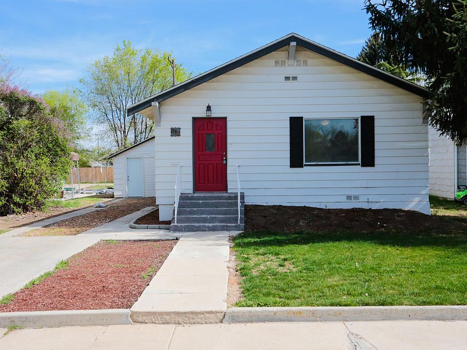 1st image of 812 9th Ave S