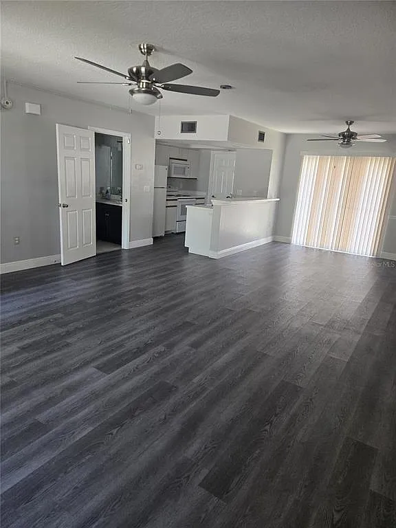 3 bed, 2.0 bath, 1343 sqft, $2,100 — Photo 2