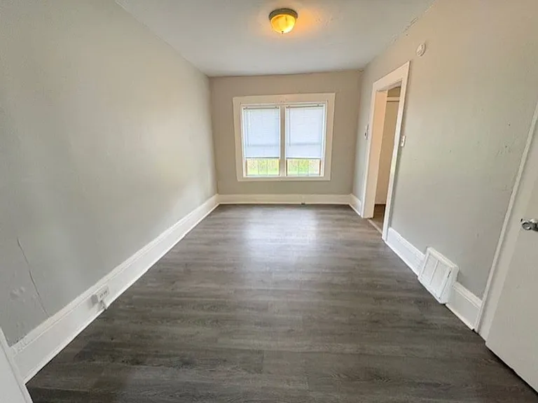 806 Sherman St — Photo 3