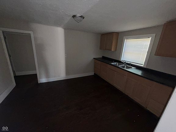4th image of 2403 Fletcher St