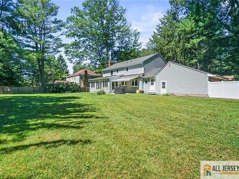 16 Phyllis Pl — Photo 36