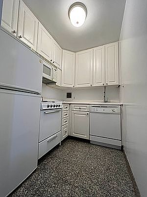 3rd image of 200 E 58th St APT 8C