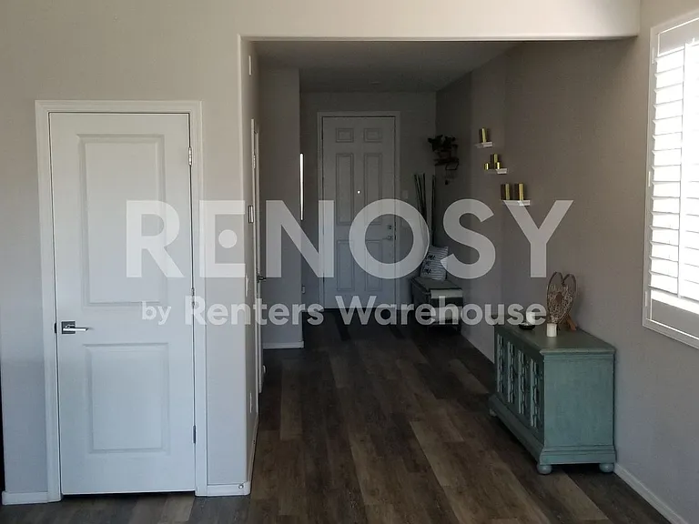 1803 E Grove St — Photo 4