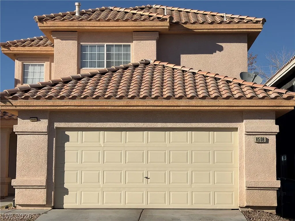 5 bed, 3.0 bath, 2374 sqft, $2,590 — Photo 2