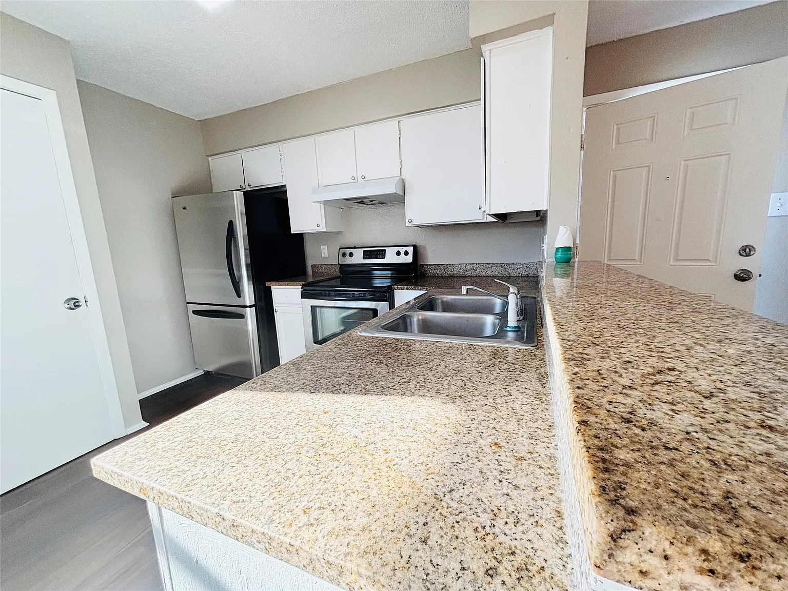 2 bed, 1.0 bath, 780 sqft, $995 — Photo 3