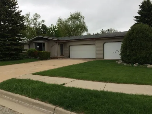 900 Regent Ct, Petoskey, MI 49770