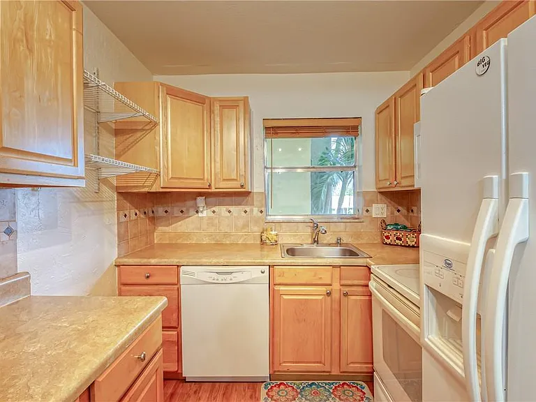 2400 NE 10th St #204 — Photo 11