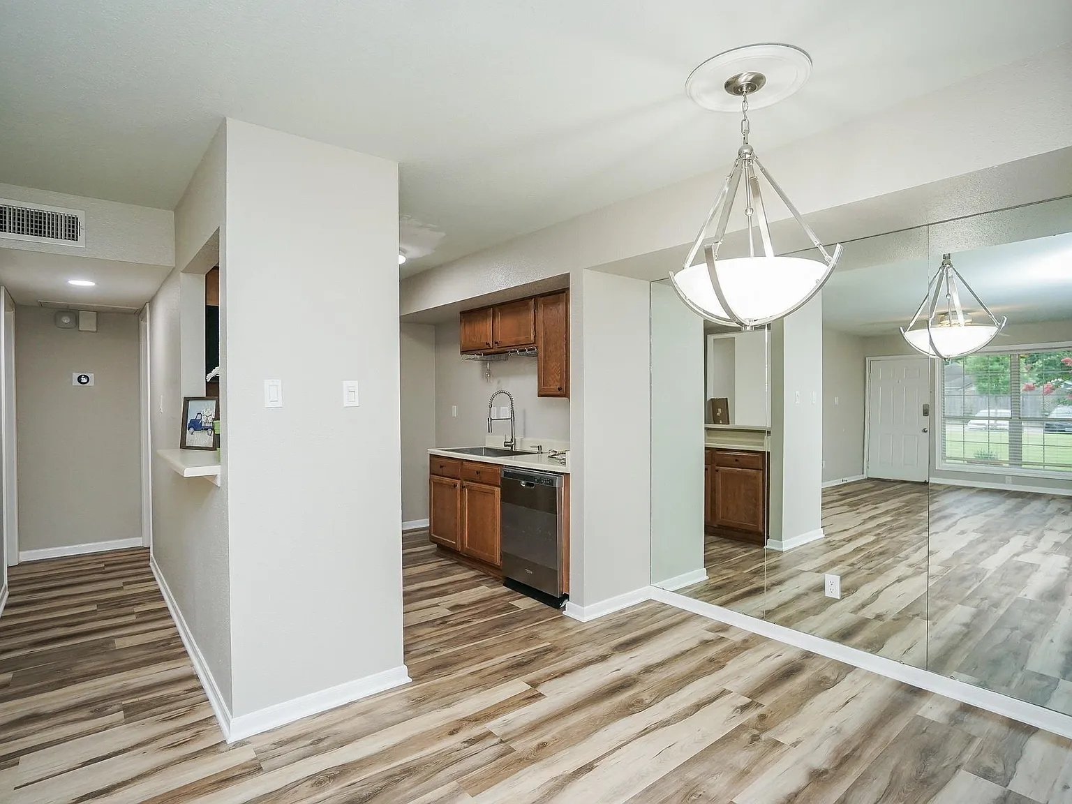 2 bed, 2.0 bath, 895 sqft, $1,825 — Photo 3