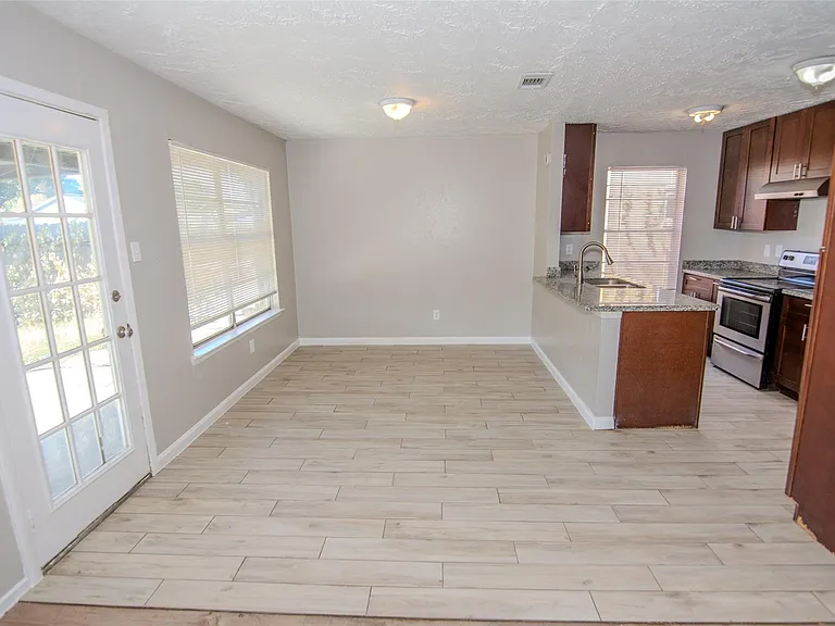 20031 Woodhall Ln — Photo 6