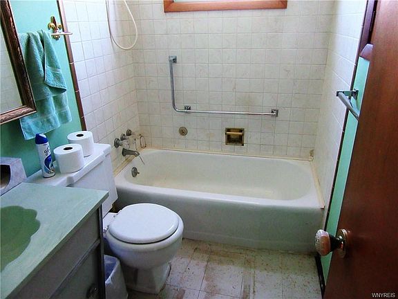 3rd image of 33 Lucy Ln