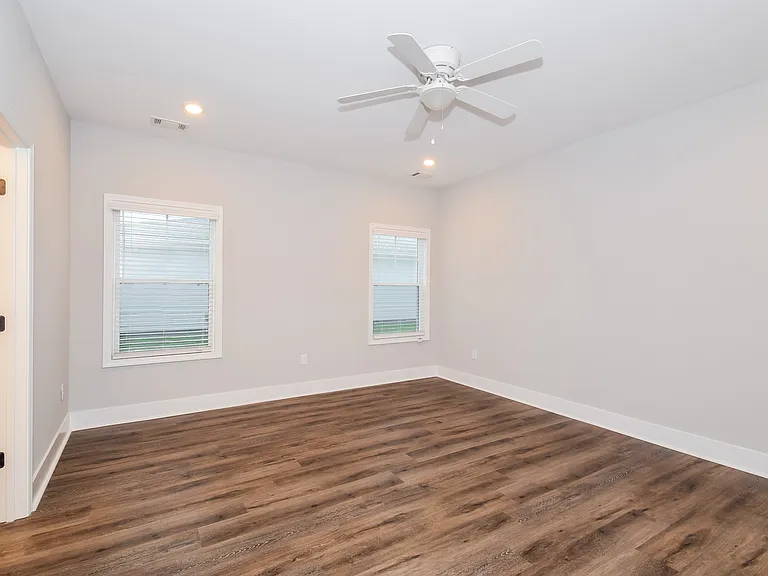 77 Laura Ct — Photo 10