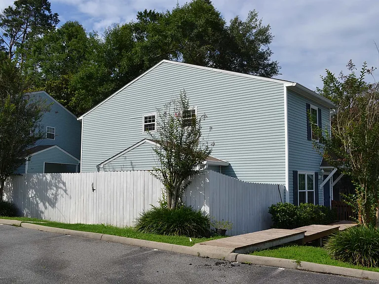 697 Timberwood Cir E — Photo 3