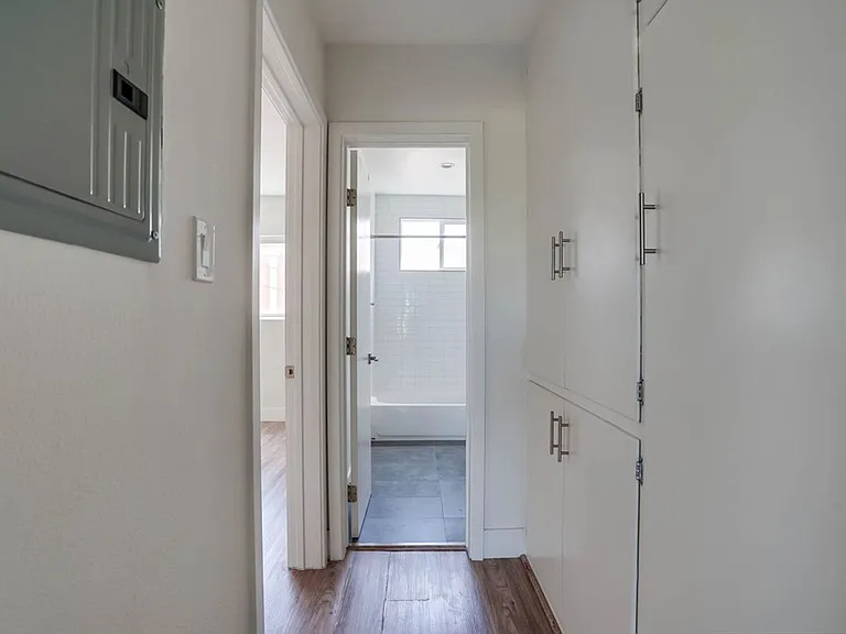 Stylish MidCentury Building in West Adams Park Tract — Photo 10