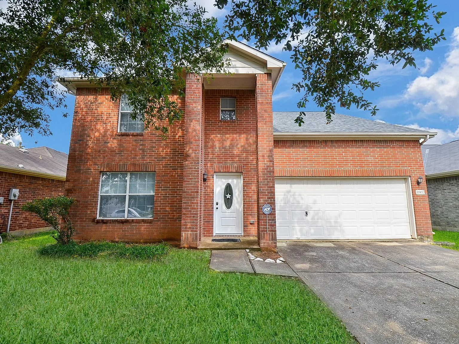 4 bed, 2.5 bath, 2458 sqft, $2,150 — Photo 1