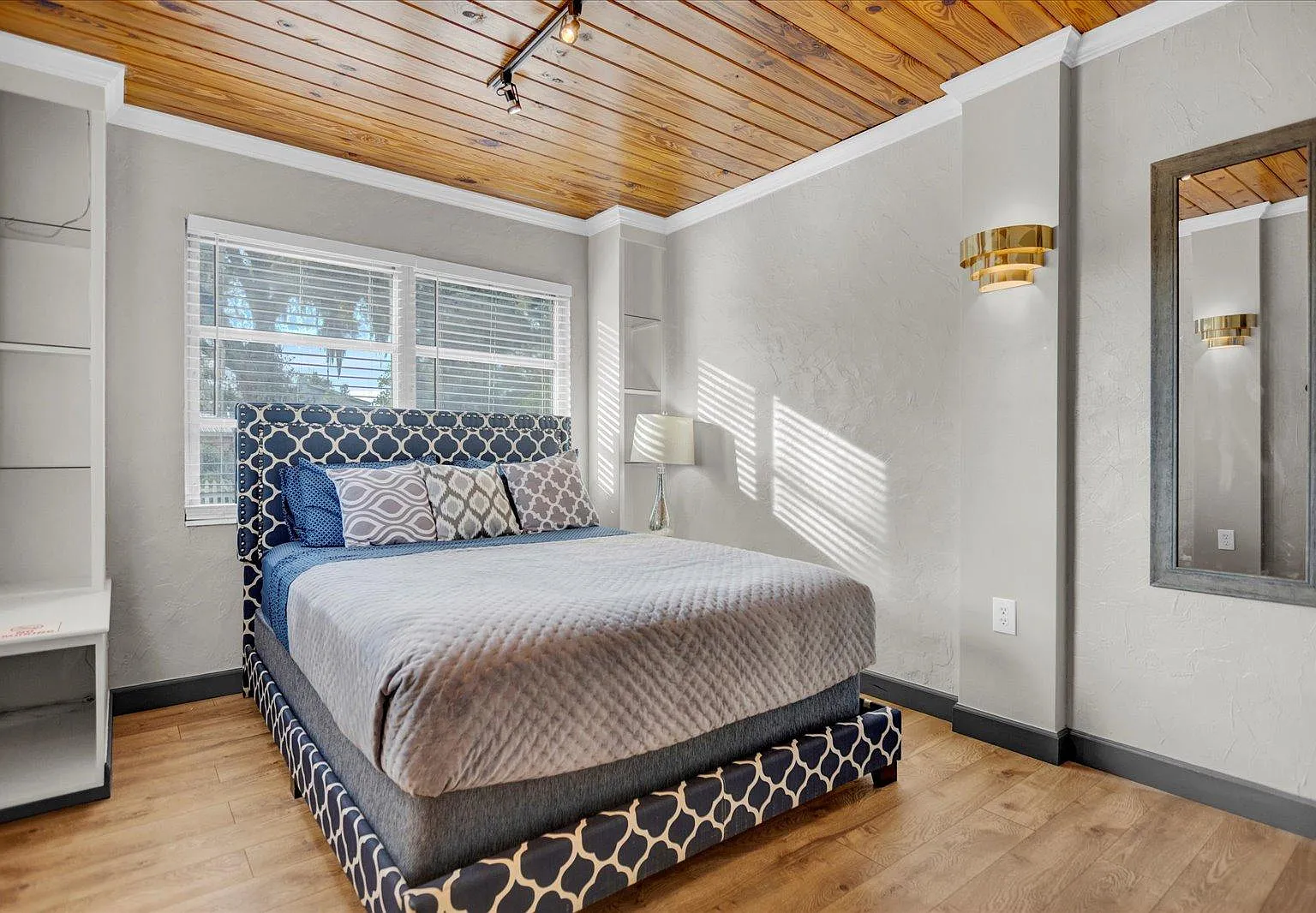 4 bed, 1.0 bath, $975 — Photo 1