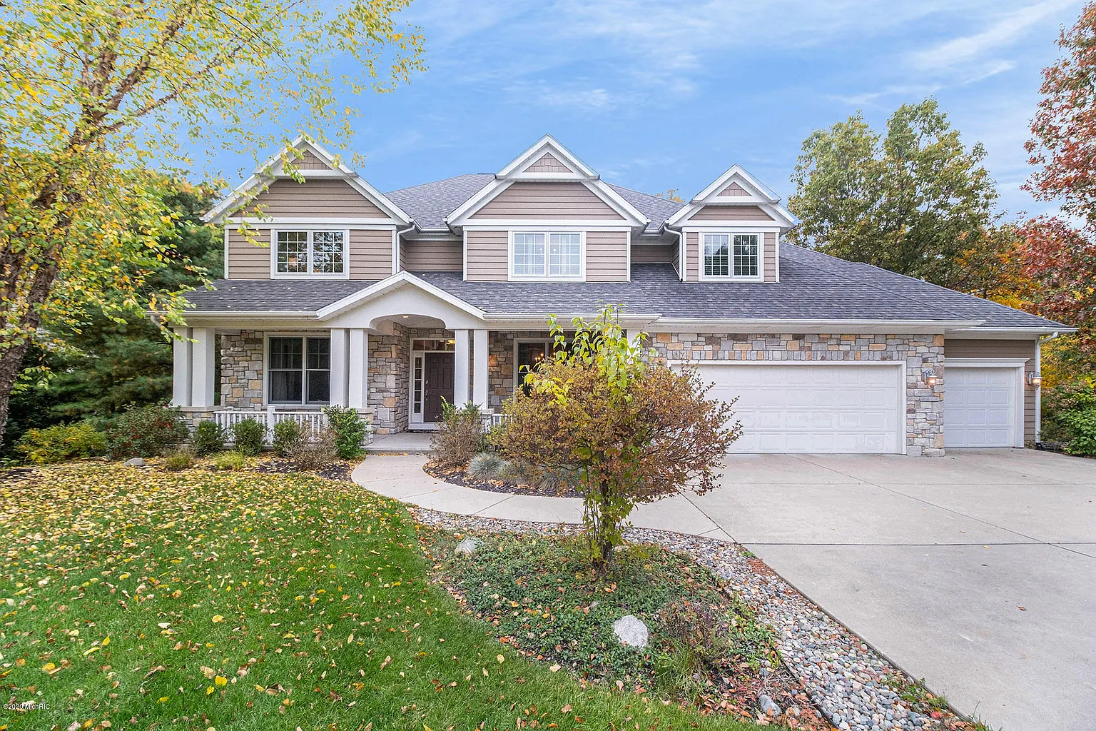 6597 Hidden Lake Cir photo 1