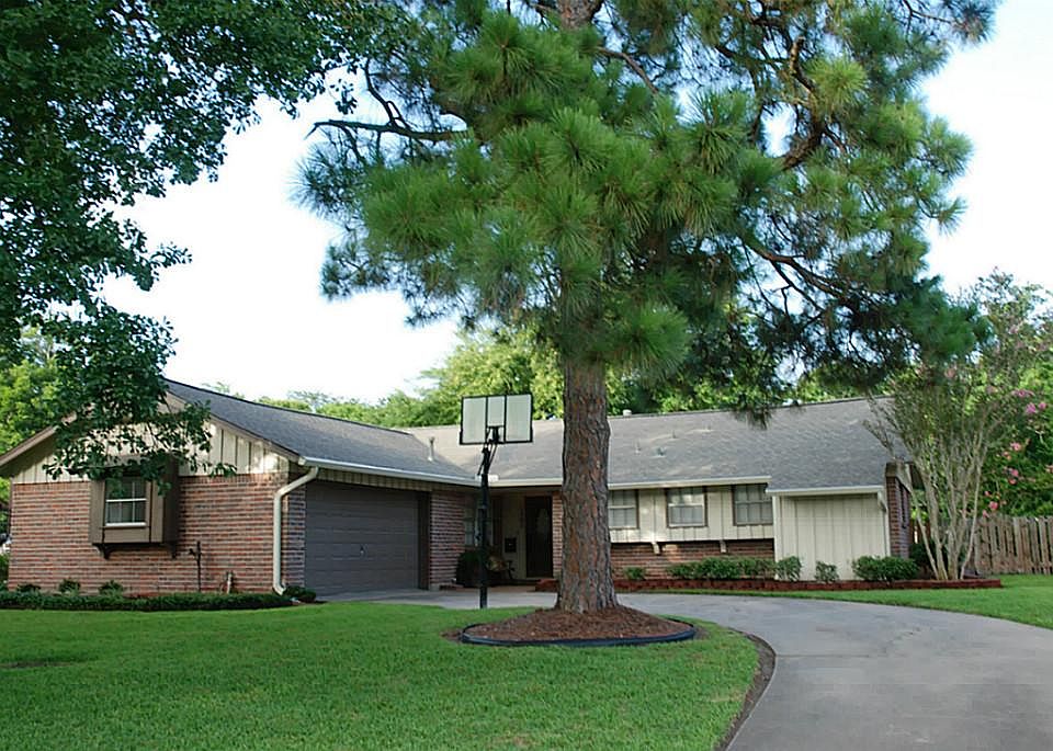 Beautifully landscaped curb appeal