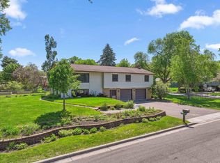 8200 Riverview Ln N, Brooklyn Park, MN 55444