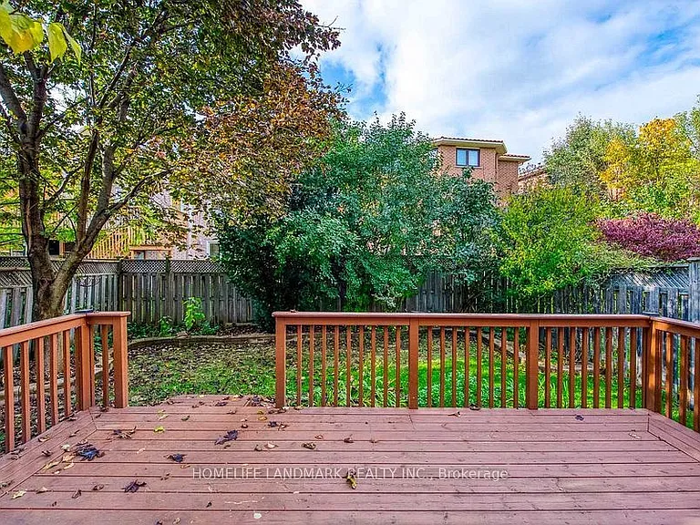 2319 Springfield Cres — Photo 18