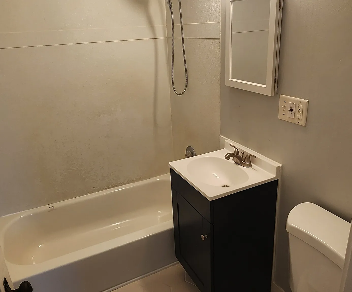 3105 W 2nd St - 2 — Photo 1
