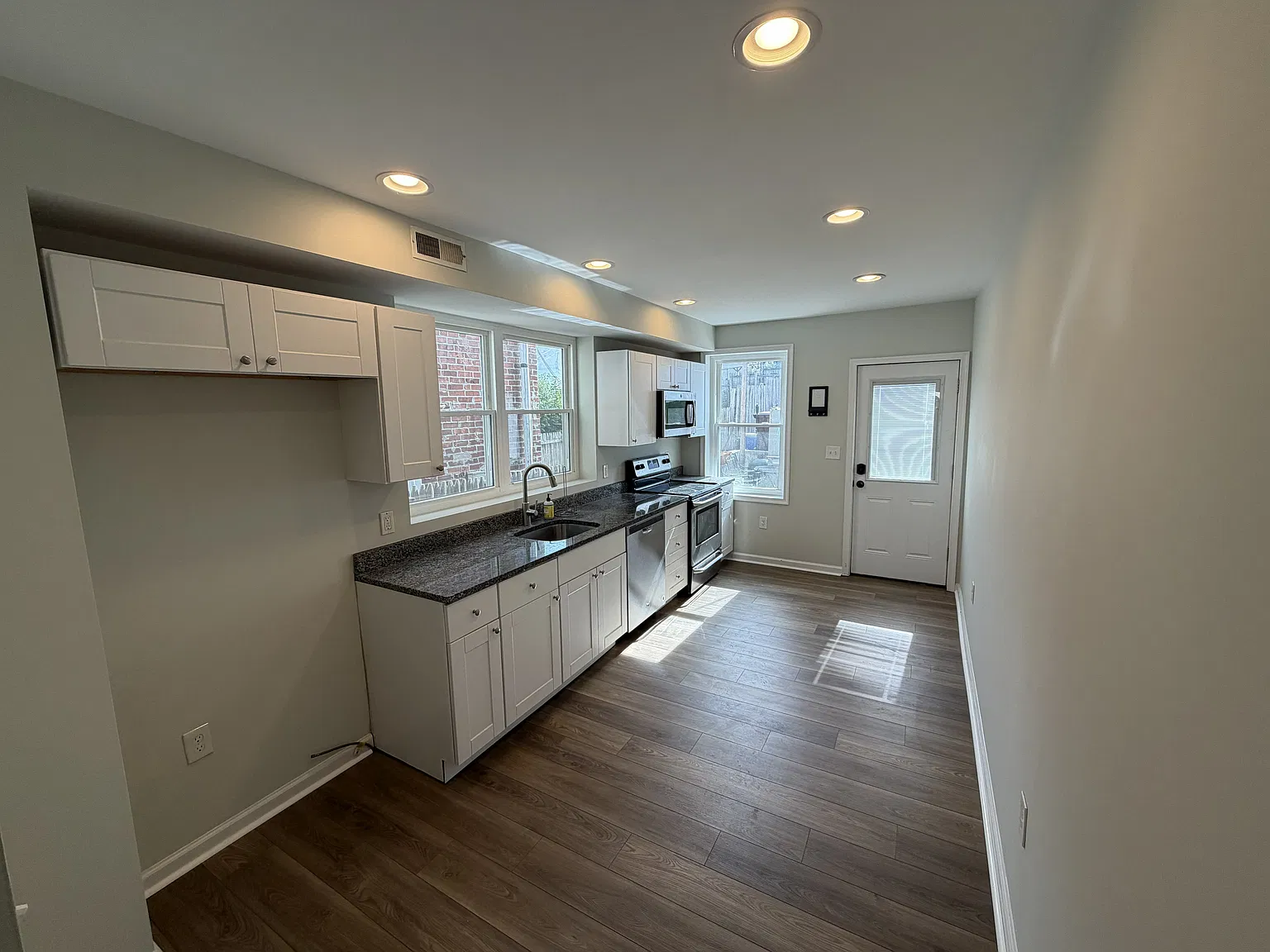 3 bed, 1116 sqft, $2,550 — Photo 2