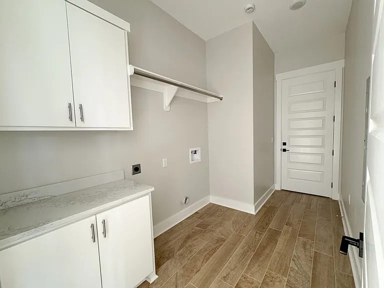 1905 Greenleaf St — Photo 5