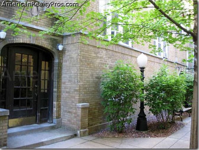 1st image of 683 1/2 W Wrightwood Ave APT 2S