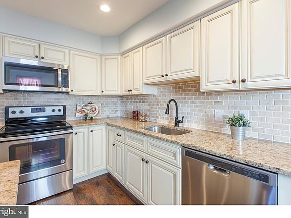 3rd image of 158 E Phoenix Dr