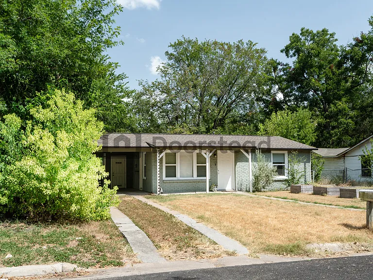 1109 Spur St — Photo 2