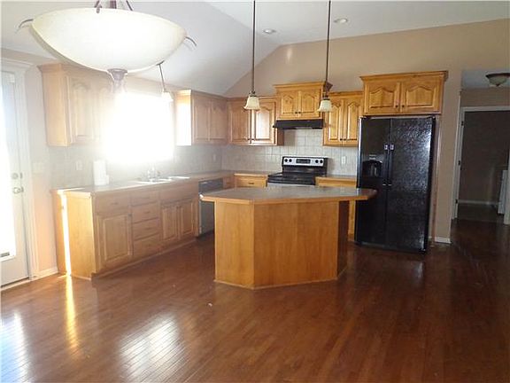 4th image of 908 Edgewood Dr