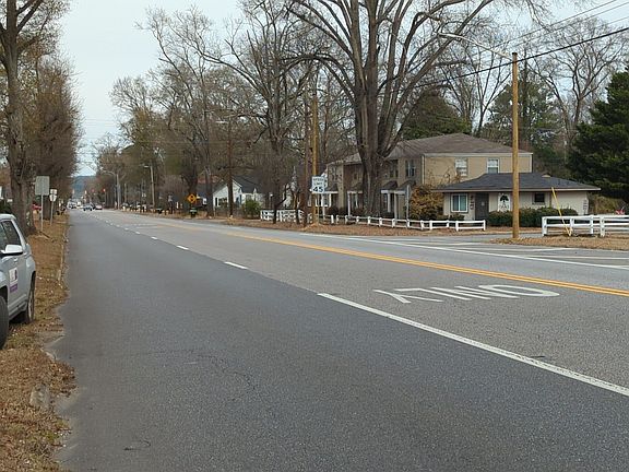4th image of 701 S Broadway Ave
