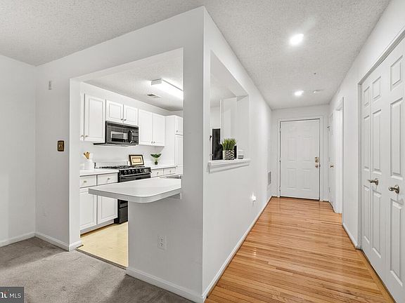 4th image of 10019 Vanderbilt Cir APT 10