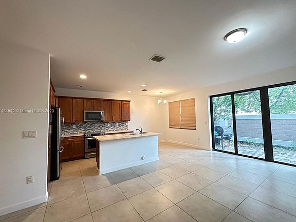 5th image of 6165 NW 104th Ct