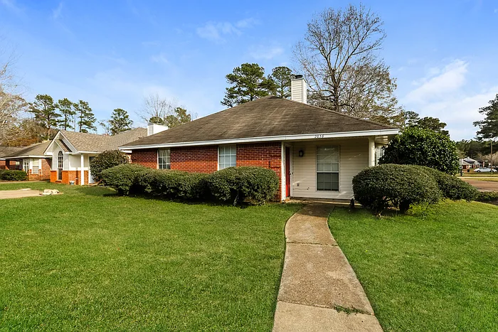 2038 Red Oak Dr — Photo 1