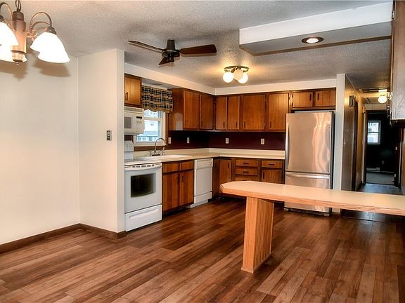 5th image of 1403 Hillcrest Ct