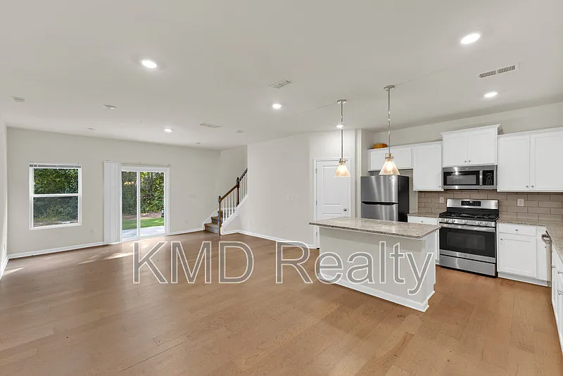 3 bed, 2.5 bath, 1601 sqft, $2,050 — Photo 3