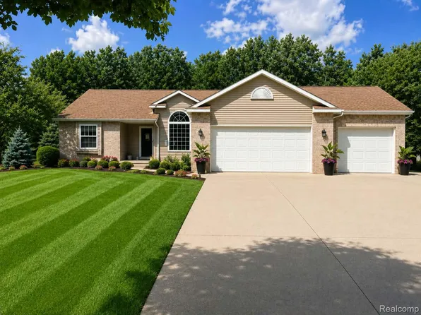 10070 N Fenton Rd, Fenton, MI 48430