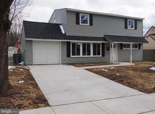 272 Indian Creek Dr, Levittown, PA 19057