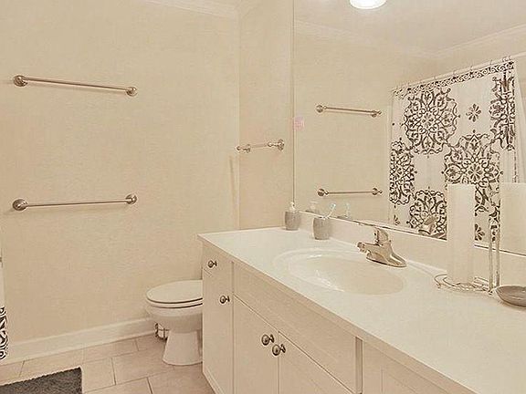3rd image of 1513 E Franklin St #123