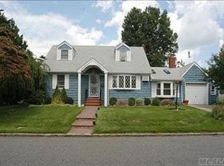 31 Russell St, Roslyn Heights, NY 11577