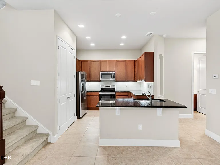 802 Aldenham Ln — Photo 10