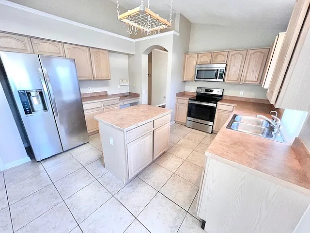 3 bed, 2042 sqft, $2,450 — Photo 4