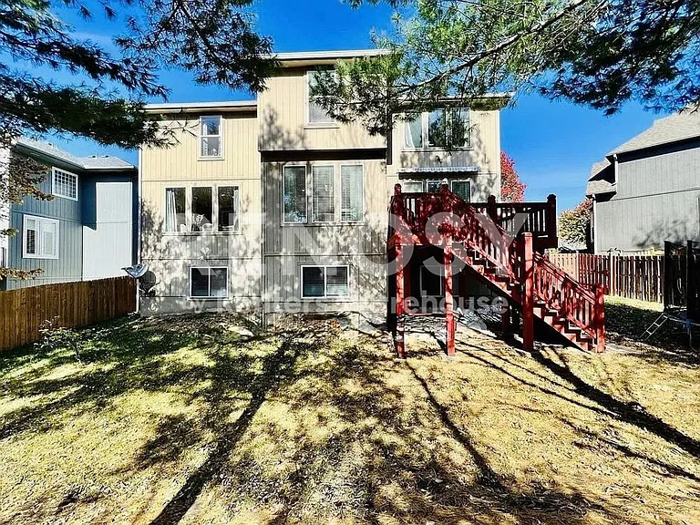 15861 Linden St — Photo 37