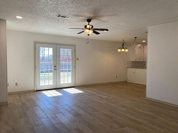 2nd image of 204 Montrose St