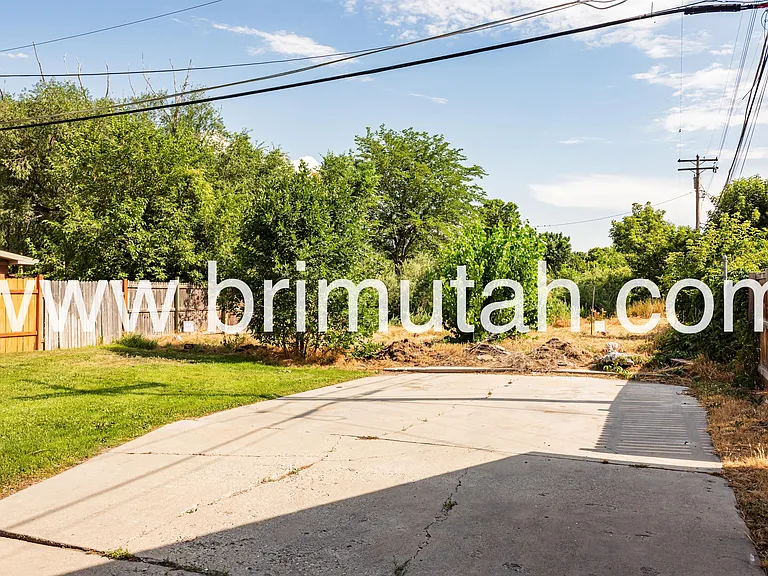 410 E Welby Ave — Photo 17