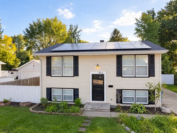 711 Southwind Dr, Carpentersville, IL 60110