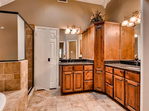 4th image of 748 Village Green Dr